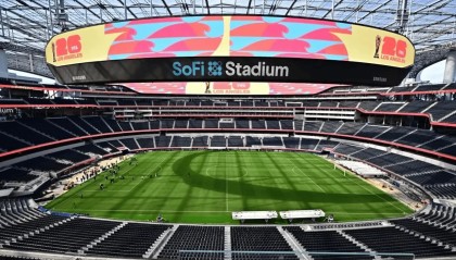 TA：美国NFL体育场为世界杯进行改造，换天然草皮+拓宽球场