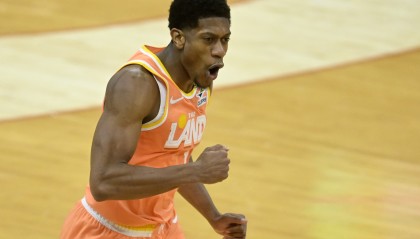 开云官网-决战开始！亨特三分再中 骑士一波10-0追平76人