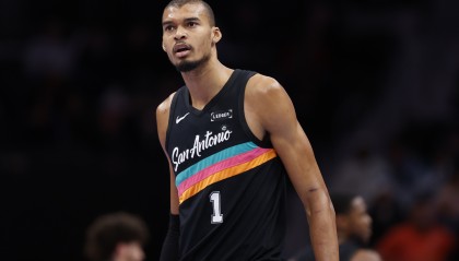 开云-巴恩斯：文班的拼劲为球队奠定基调 他能吸引防守注意力盘活进攻