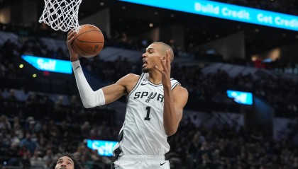 开云体育下载-统治级表现！文班亚马上半场16分钟9投7中&amp;三分6中5 轰下20分6板